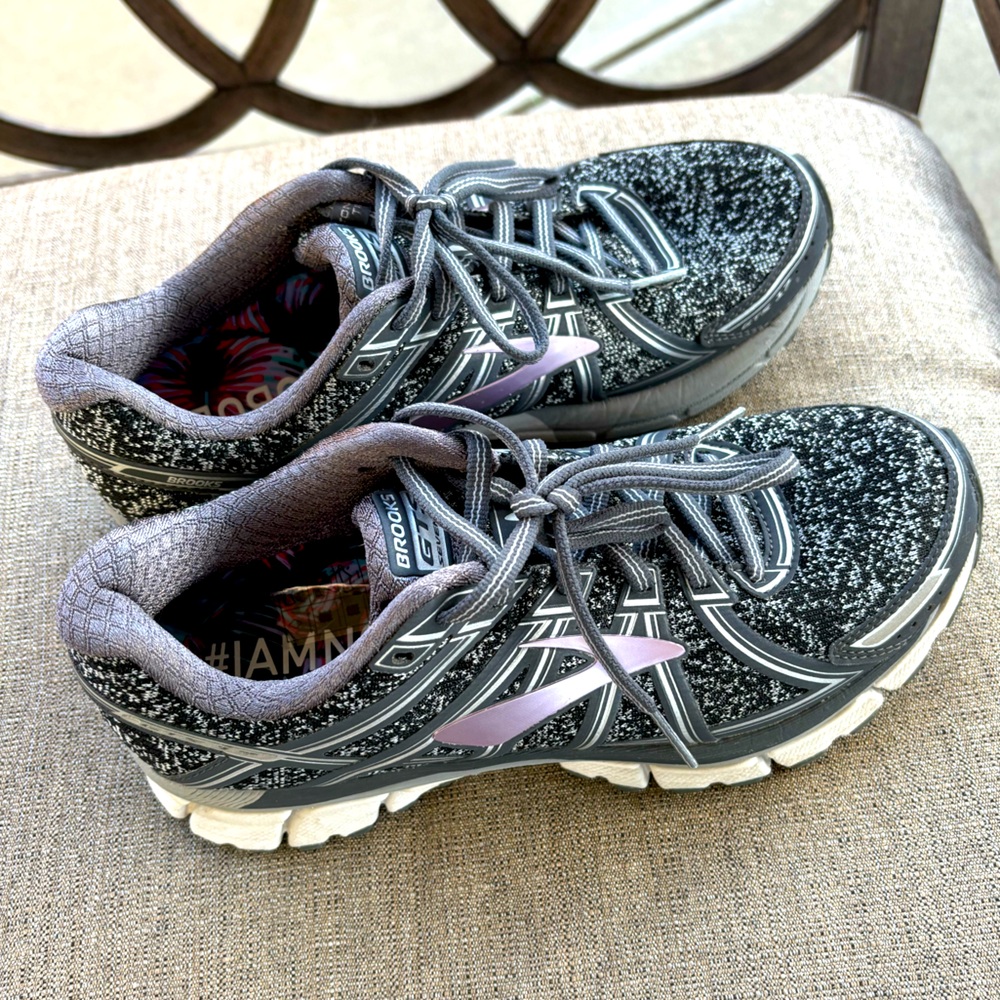 EUC Brooks GTS17 DNA running shoe. Size 8 women’s